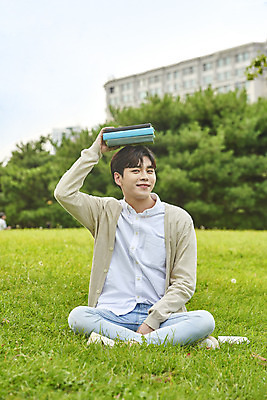 포토 JPG 주간 전신 공원 교육 남자 대학생 장난 대학생라이프 한명 미소 들기 앉기 20대 청년 성인 야외 앞모습 책 청춘 캠퍼스라이프 한국인 즐거움 대학교 성인남자한명만 국내포토 자연요소 1 학생 라이프스타일 공공시설 감정 뷰포인트 컨셉 학교 모션 표정 사람 동양인 남자한명만 성인남자만 파일형식