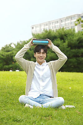 포토 JPG 주간 전신 공원 교육 남자 대학생 장난 대학생라이프 한명 미소 들기 앉기 20대 청년 성인 야외 앞모습 책 청춘 캠퍼스라이프 한국인 즐거움 대학교 성인남자한명만 국내포토 자연요소 1 학생 라이프스타일 공공시설 감정 뷰포인트 컨셉 학교 모션 표정 사람 동양인 남자한명만 성인남자만 파일형식