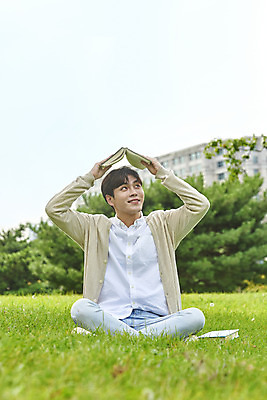 포토 JPG 주간 전신 공원 교육 남자 대학생 장난 대학생라이프 한명 미소 들기 앉기 20대 청년 성인 야외 앞모습 책 청춘 캠퍼스라이프 한국인 즐거움 대학교 성인남자한명만 국내포토 자연요소 1 학생 라이프스타일 공공시설 감정 뷰포인트 컨셉 학교 모션 표정 사람 동양인 남자한명만 성인남자만 파일형식