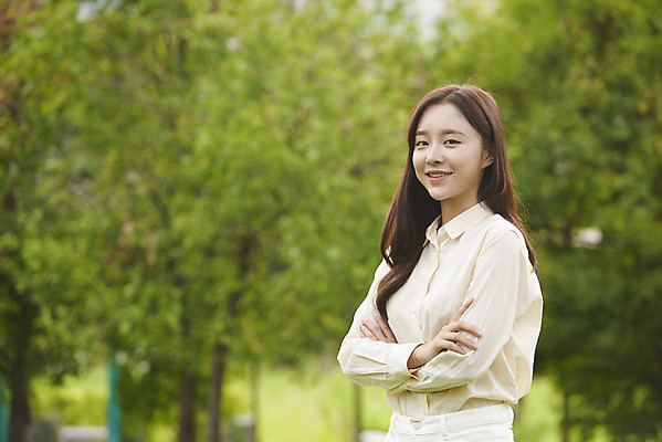 포토 JPG 주간 공원 여자 교육 대학생 대학생라이프 한명 서기 미소 상반신 20대 청년 성인 야외 옆모습 청춘 팔짱 캠퍼스라이프 한국인 즐거움 대학교 성인여자한명만 국내포토 자연요소 1 학생 라이프스타일 공공시설 감정 뷰포인트 컨셉 학교 모션 표정 사람 동양인 여자한명만 성인여자만 파일형식
