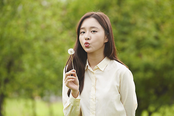 포토 JPG 주간 공원 여자 교육 대학생 대학생라이프 한명 서기 들기 상반신 20대 청년 성인 야외 앞모습 청춘 캠퍼스라이프 한국인 민들레 불기 즐거움 대학교 민들레홀씨 성인여자한명만 국내포토 자연요소 1 학생 라이프스타일 공공시설 꽃 감정 뷰포인트 컨셉 학교 모션 사람 동양인 여자한명만 성인여자만 파일형식