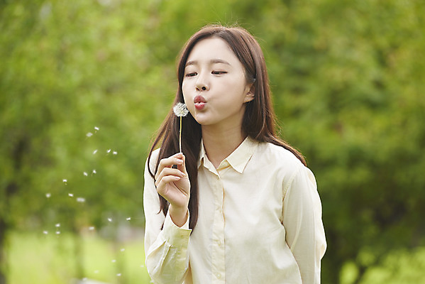 포토 JPG 주간 공원 여자 교육 대학생 대학생라이프 한명 서기 들기 상반신 20대 청년 성인 야외 앞모습 청춘 캠퍼스라이프 한국인 민들레 불기 즐거움 대학교 민들레홀씨 성인여자한명만 국내포토 자연요소 1 학생 라이프스타일 공공시설 꽃 감정 뷰포인트 컨셉 학교 모션 사람 동양인 여자한명만 성인여자만 파일형식