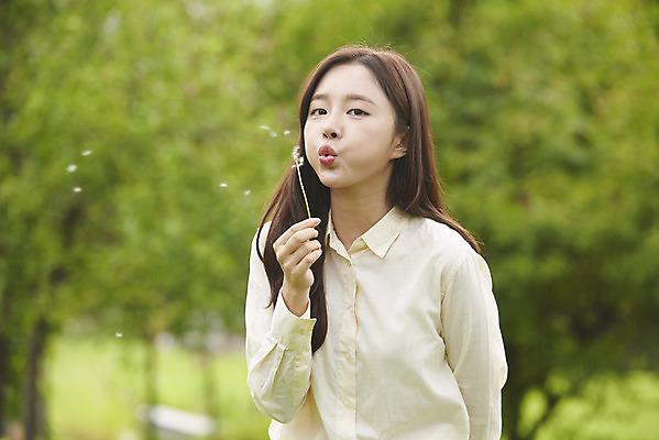 포토 JPG 주간 공원 여자 교육 대학생 대학생라이프 한명 서기 들기 상반신 20대 청년 성인 야외 앞모습 청춘 캠퍼스라이프 한국인 민들레 불기 즐거움 대학교 민들레홀씨 성인여자한명만 국내포토 자연요소 1 학생 라이프스타일 공공시설 꽃 감정 뷰포인트 컨셉 학교 모션 사람 동양인 여자한명만 성인여자만 파일형식