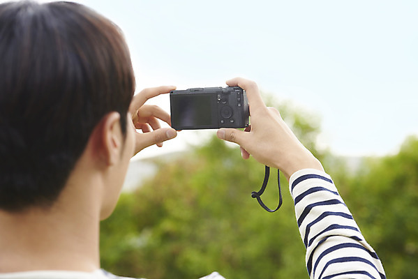 포토 JPG 주간 공원 교육 남자 대학생 대학생라이프 한명 서기 미소 들기 상반신 20대 청년 성인 야외 뒷모습 청춘 카메라 캠퍼스라이프 사진촬영 한국인 즐거움 대학교 성인남자한명만 국내포토 자연요소 1 학생 라이프스타일 공공시설 감정 뷰포인트 컨셉 학교 모션 표정 사람 동양인 전자제품 촬영 남자한명만 성인남자만 파일형식