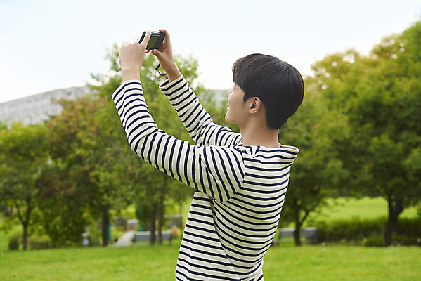 포토 JPG 주간 공원 교육 남자 대학생 대학생라이프 한명 서기 미소 들기 상반신 20대 청년 성인 야외 옆모습 청춘 카메라 캠퍼스라이프 사진촬영 한국인 즐거움 대학교 성인남자한명만 국내포토 자연요소 1 학생 라이프스타일 공공시설 감정 뷰포인트 컨셉 학교 모션 표정 사람 동양인 전자제품 촬영 남자한명만 성인남자만 파일형식
