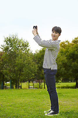 포토 JPG 주간 전신 공원 교육 남자 대학생 대학생라이프 한명 서기 미소 들기 20대 청년 성인 야외 옆모습 청춘 카메라 캠퍼스라이프 사진촬영 한국인 즐거움 대학교 성인남자한명만 국내포토 자연요소 1 학생 라이프스타일 공공시설 감정 뷰포인트 컨셉 학교 모션 표정 사람 동양인 전자제품 촬영 남자한명만 성인남자만 파일형식