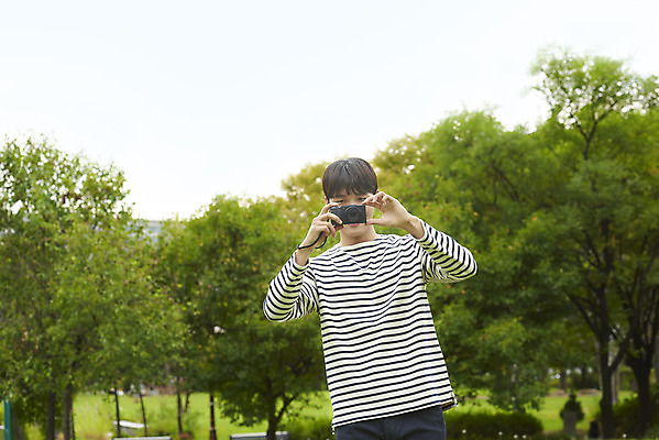 포토 JPG 주간 공원 교육 남자 대학생 대학생라이프 한명 서기 미소 들기 상반신 20대 청년 성인 야외 앞모습 청춘 카메라 캠퍼스라이프 사진촬영 한국인 즐거움 대학교 성인남자한명만 국내포토 자연요소 1 학생 라이프스타일 공공시설 감정 뷰포인트 컨셉 학교 모션 표정 사람 동양인 전자제품 촬영 남자한명만 성인남자만 파일형식