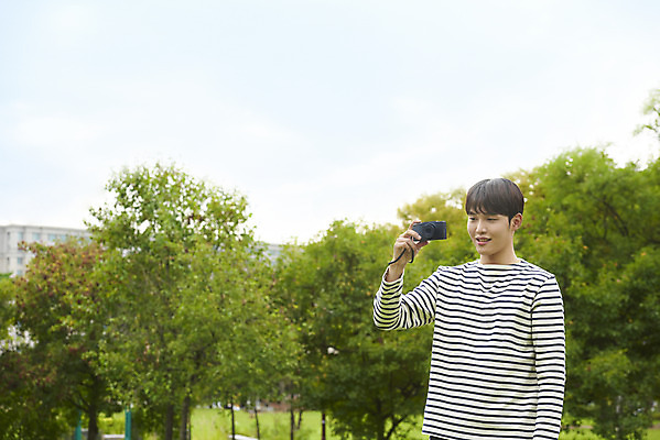 포토 JPG 주간 공원 교육 남자 대학생 대학생라이프 한명 서기 미소 들기 상반신 20대 청년 성인 야외 앞모습 청춘 카메라 캠퍼스라이프 사진촬영 한국인 즐거움 대학교 성인남자한명만 국내포토 자연요소 1 학생 라이프스타일 공공시설 감정 뷰포인트 컨셉 학교 모션 표정 사람 동양인 전자제품 촬영 남자한명만 성인남자만 파일형식