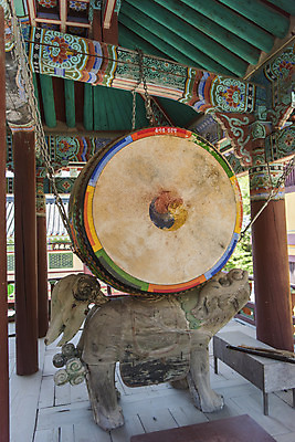 포토 JPG 주간 불교 한국 사람없음 야외 관광지 사찰 북 석상 흥국사 국내포토 자연요소 아시아 종교 여행 종교건축 타악기 여수 파일형식