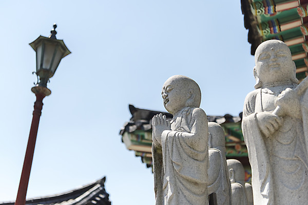 포토 JPG 주간 로우앵글 불교 한국 사람없음 야외 관광지 사찰 승려 석상 흥국사 국내포토 자연요소 아시아 종교 뷰포인트 여행 종교건축 성직자 여수 파일형식