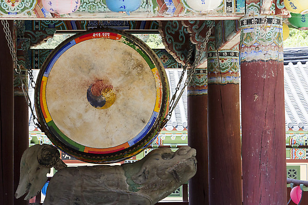 포토 JPG 주간 불교 한국 사람없음 야외 관광지 사찰 북 석상 흥국사 국내포토 자연요소 아시아 종교 여행 종교건축 타악기 여수 파일형식