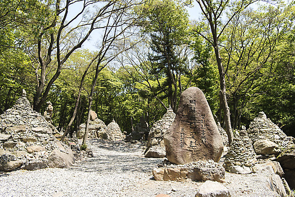 포토 JPG 주간 공원 불교 한국 사람없음 야외 관광지 돌_바위 사찰 소원 소원탑 염원 흥국사 백팔돌탑 국내포토 자연요소 공공시설 아시아 종교 여행 종교건축 탑 돌탑 여수 파일형식