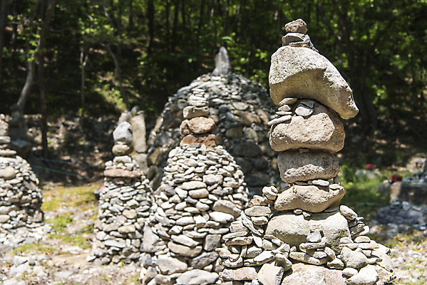 포토 JPG 주간 공원 불교 한국 사람없음 야외 관광지 돌_바위 사찰 소원 소원탑 염원 흥국사 백팔돌탑 국내포토 자연요소 공공시설 아시아 종교 여행 종교건축 탑 돌탑 여수 파일형식