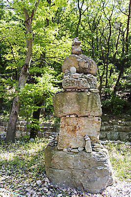 포토 JPG 주간 공원 불교 한국 사람없음 야외 관광지 돌_바위 사찰 소원 소원탑 염원 흥국사 백팔돌탑 국내포토 자연요소 공공시설 아시아 종교 여행 종교건축 탑 돌탑 여수 파일형식