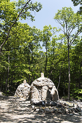 포토 JPG 주간 공원 불교 한국 사람없음 야외 관광지 돌_바위 사찰 소원 소원탑 염원 흥국사 백팔돌탑 국내포토 자연요소 공공시설 아시아 종교 여행 종교건축 탑 돌탑 여수 파일형식