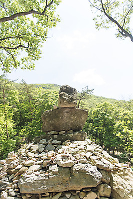 포토 JPG 주간 공원 불교 한국 사람없음 야외 관광지 돌_바위 사찰 소원 소원탑 염원 흥국사 백팔돌탑 국내포토 자연요소 공공시설 아시아 종교 여행 종교건축 탑 돌탑 여수 파일형식
