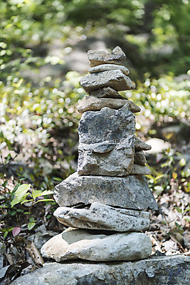 포토 JPG 주간 공원 불교 한국 사람없음 야외 관광지 돌_바위 사찰 소원 소원탑 염원 흥국사 백팔돌탑 국내포토 자연요소 공공시설 아시아 종교 여행 종교건축 탑 돌탑 여수 파일형식