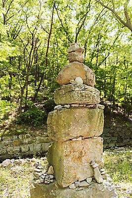 포토 JPG 주간 공원 불교 한국 사람없음 야외 관광지 돌_바위 사찰 소원 소원탑 염원 흥국사 백팔돌탑 국내포토 자연요소 공공시설 아시아 종교 여행 종교건축 탑 돌탑 여수 파일형식