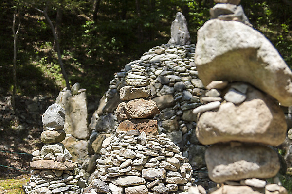 포토 JPG 주간 불교 한국 근접촬영 사람없음 야외 관광지 돌_바위 사찰 흥국사 백팔돌탑 국내포토 자연요소 아시아 종교 뷰포인트 여행 종교건축 돌탑 여수 파일형식