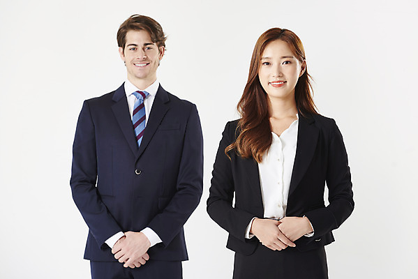 포토 JPG 스튜디오촬영 서양인 외국인 커플 여자 남자 협력 실내 서기 미소 누끼 정장 상반신 20대 성인 두명 앞모습 30대 한국인 예절 직장인 비즈니스맨 비즈니스우먼 동료 흰배경 손모으기 공손 사내연애 성인만 국제커플 국내포토 직업 옷 뷰포인트 백그라운드 비즈니스 관계 모션 표정 사람 동양인 인종 손짓 청년 내부 장년 흰색 파일형식