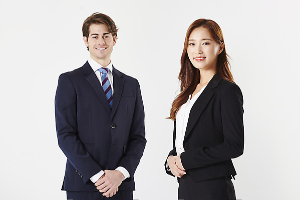 포토 JPG 스튜디오촬영 서양인 외국인 커플 여자 남자 협력 실내 서기 미소 누끼 정장 상반신 20대 성인 두명 옆모습 30대 한국인 예절 직장인 비즈니스맨 비즈니스우먼 동료 흰배경 손모으기 공손 사내연애 성인만 국제커플 국내포토 직업 옷 뷰포인트 백그라운드 비즈니스 관계 모션 표정 사람 동양인 인종 손짓 청년 내부 장년 흰색 파일형식