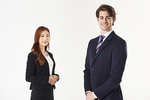 포토 JPG 스튜디오촬영 서양인 외국인 커플 여자 남자 협력 실내 서기 미소 누끼 정장 상반신 20대 성인 두명 옆모습 30대 한국인 직장인 비즈니스맨 비즈니스우먼 동료 흰배경 사내연애 성인만 국제커플 국내포토 직업 옷 뷰포인트 백그라운드 비즈니스 관계 모션 표정 사람 동양인 인종 청년 내부 장년 흰색 파일형식