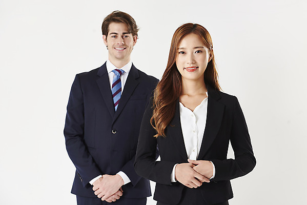 포토 JPG 스튜디오촬영 서양인 외국인 커플 여자 남자 협력 실내 서기 미소 누끼 정장 상반신 20대 성인 두명 앞모습 30대 한국인 예절 직장인 비즈니스맨 비즈니스우먼 동료 흰배경 손모으기 공손 사내연애 성인만 국제커플 국내포토 직업 옷 뷰포인트 백그라운드 비즈니스 관계 모션 표정 사람 동양인 인종 손짓 청년 내부 장년 흰색 파일형식