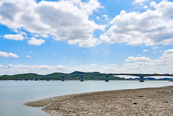 포토 JPG 주간 구름 여행 하늘 풍경 사람없음 야외 관광지 봄 강화도 국내여행 명승지 초지대교 국내포토 자연요소 계절 다리_건축물 인천 파일형식