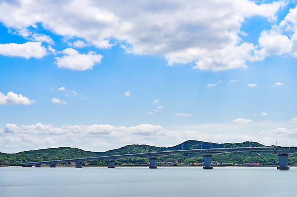 포토 JPG 주간 구름 여행 하늘 풍경 사람없음 야외 관광지 봄 강화도 국내여행 명승지 초지대교 국내포토 자연요소 계절 다리_건축물 인천 파일형식