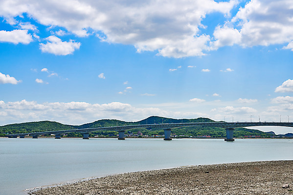 포토 JPG 주간 구름 여행 하늘 풍경 사람없음 야외 관광지 봄 강화도 국내여행 명승지 초지대교 국내포토 자연요소 계절 다리_건축물 인천 파일형식