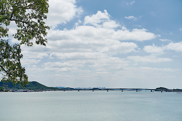 포토 JPG 주간 구름 여행 하늘 풍경 사람없음 야외 관광지 봄 강화도 국내여행 명승지 초지대교 국내포토 자연요소 계절 다리_건축물 인천 파일형식
