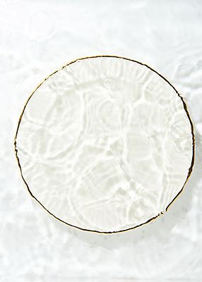 포토 JPG 스튜디오촬영 접시 물결 백그라운드 실내 근접촬영 사람없음 물 하이앵글 흰색 물방울 물결파장 국내포토 자연요소 식기 뷰포인트 컬러 내부 파일형식