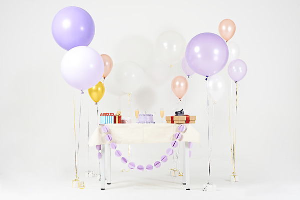 포토 JPG 스튜디오촬영 실내 선물 누끼 사람없음 선물상자 축하 생일파티 생일 생일케이크 즐거움 흰배경 풍선 생일상 국내포토 기념일 감정 백그라운드 컨셉 내부 상자 케이크 흰색 파일형식