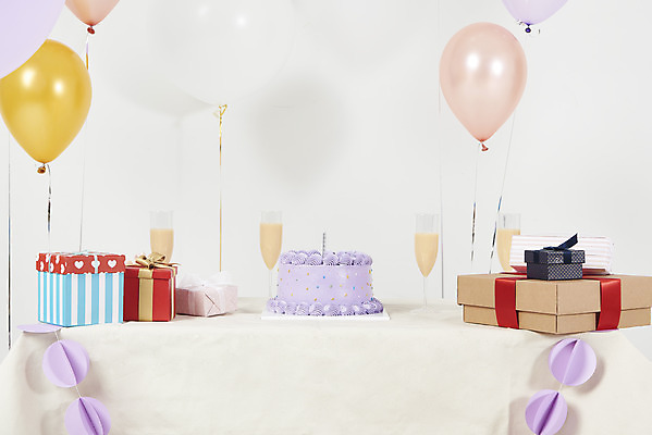 포토 JPG 스튜디오촬영 실내 선물 누끼 사람없음 선물상자 축하 생일파티 생일 생일케이크 즐거움 흰배경 풍선 생일상 국내포토 기념일 감정 백그라운드 컨셉 내부 상자 케이크 흰색 파일형식