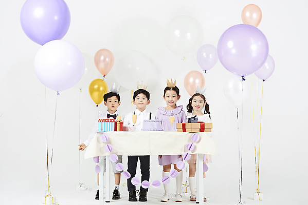 포토 JPG 스튜디오촬영 전신 여자 남자 어린이 실내 선물 누끼 소녀 소년 여러명 앞모습 친구 선물상자 케이크 한국인 축하 생일파티 생일 즐거움 흰배경 풍선 어린이만 국내포토 기념일 감정 뷰포인트 다수 백그라운드 컨셉 관계 디저트 사람 동양인 내부 상자 흰색 파일형식