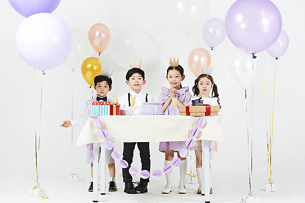 포토 JPG 스튜디오촬영 전신 여자 남자 어린이 실내 선물 누끼 소녀 소년 여러명 앞모습 친구 선물상자 케이크 한국인 축하 생일파티 생일 즐거움 흰배경 풍선 어린이만 국내포토 기념일 감정 뷰포인트 다수 백그라운드 컨셉 관계 디저트 사람 동양인 내부 상자 흰색 파일형식