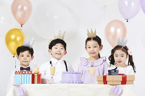 포토 JPG 스튜디오촬영 여자 남자 어린이 실내 선물 누끼 소녀 소년 여러명 상반신 앞모습 친구 선물상자 케이크 한국인 축하 생일파티 생일 즐거움 흰배경 풍선 생일상 어린이만 국내포토 기념일 감정 뷰포인트 다수 백그라운드 컨셉 관계 디저트 사람 동양인 내부 상자 흰색 파일형식
