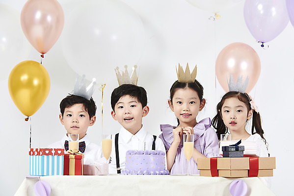 포토 JPG 스튜디오촬영 여자 남자 어린이 실내 선물 누끼 소녀 소년 여러명 상반신 앞모습 친구 선물상자 케이크 한국인 축하 생일파티 생일 즐거움 흰배경 풍선 생일상 어린이만 국내포토 기념일 감정 뷰포인트 다수 백그라운드 컨셉 관계 디저트 사람 동양인 내부 상자 흰색 파일형식