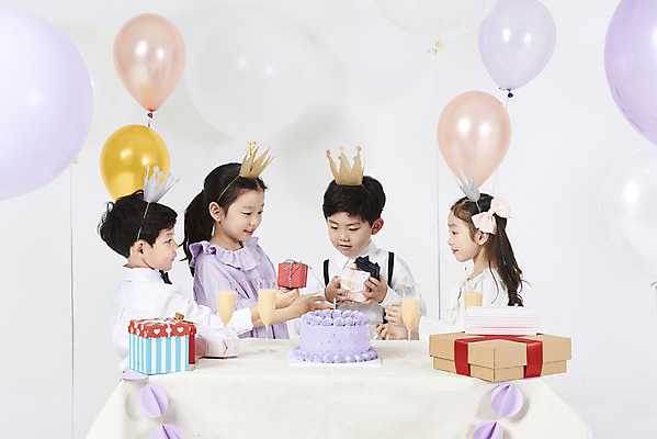 포토 JPG 스튜디오촬영 여자 남자 어린이 실내 선물 누끼 소녀 소년 여러명 상반신 앞모습 옆모습 친구 선물상자 케이크 한국인 축하 생일파티 생일 즐거움 흰배경 주기 풍선 생일상 어린이만 국내포토 기념일 감정 뷰포인트 다수 백그라운드 컨셉 관계 모션 디저트 사람 동양인 내부 상자 흰색 파일형식