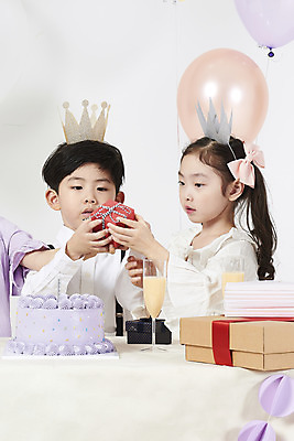 포토 JPG 스튜디오촬영 여자 남자 어린이 실내 선물 누끼 소녀 소년 두명 앞모습 선물상자 케이크 한국인 축하 생일파티 생일 즐거움 흰배경 풍선 생일상 어린이만 국내포토 기념일 감정 뷰포인트 백그라운드 컨셉 디저트 사람 동양인 내부 상자 흰색 파일형식