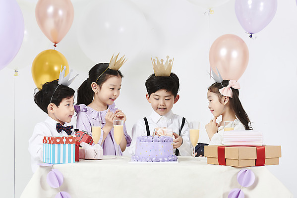 포토 JPG 스튜디오촬영 여자 남자 어린이 실내 선물 누끼 소녀 소년 여러명 상반신 앞모습 옆모습 친구 선물상자 케이크 한국인 축하 생일파티 생일 즐거움 흰배경 풍선 생일상 어린이만 국내포토 기념일 감정 뷰포인트 다수 백그라운드 컨셉 관계 디저트 사람 동양인 내부 상자 흰색 파일형식