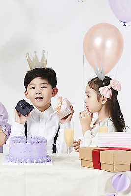 포토 JPG 스튜디오촬영 여자 남자 어린이 실내 선물 누끼 소녀 소년 두명 앞모습 옆모습 선물상자 케이크 한국인 축하 생일파티 생일 즐거움 흰배경 풍선 어린이만 국내포토 기념일 감정 뷰포인트 백그라운드 컨셉 디저트 사람 동양인 내부 상자 흰색 파일형식