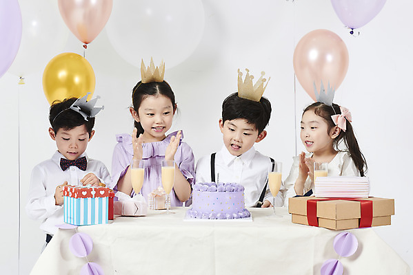 포토 JPG 스튜디오촬영 여자 남자 어린이 실내 선물 누끼 소녀 소년 여러명 상반신 앞모습 친구 선물상자 케이크 한국인 축하 생일파티 생일 박수 즐거움 흰배경 풍선 어린이만 국내포토 기념일 감정 뷰포인트 다수 백그라운드 컨셉 관계 디저트 사람 동양인 손짓 내부 상자 흰색 파일형식