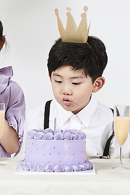 포토 JPG 스튜디오촬영 어린이 촛불 실내 누끼 앞모습 케이크 한국인 축하 생일파티 생일 불기 즐거움 흰배경 국내포토 기념일 감정 뷰포인트 백그라운드 컨셉 초 모션 디저트 사람 동양인 내부 흰색 파일형식