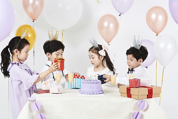 포토 JPG 스튜디오촬영 여자 남자 어린이 실내 선물 누끼 소녀 소년 여러명 상반신 앞모습 친구 선물상자 케이크 한국인 축하 생일파티 생일 즐거움 흰배경 풍선 생일상 어린이만 국내포토 기념일 감정 뷰포인트 다수 백그라운드 컨셉 관계 디저트 사람 동양인 내부 상자 흰색 파일형식