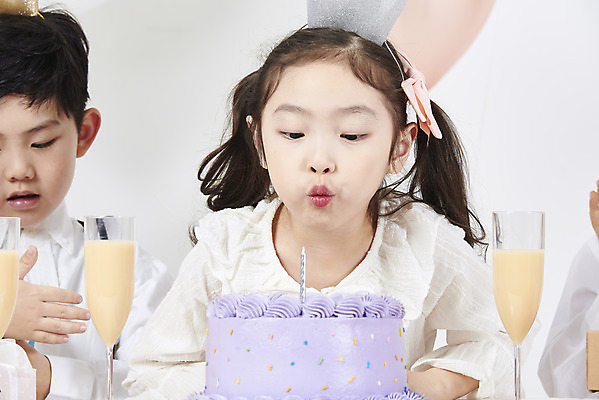 포토 JPG 스튜디오촬영 여자 남자 어린이 촛불 실내 선물 누끼 소녀 소년 두명 앞모습 케이크 한국인 축하 생일파티 생일 불기 즐거움 흰배경 풍선 요구르트 어린이만 국내포토 기념일 감정 뷰포인트 백그라운드 컨셉 초 모션 디저트 유제품 사람 동양인 내부 흰색 파일형식