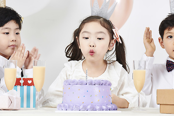 포토 JPG 스튜디오촬영 여자 남자 어린이 촛불 실내 누끼 소녀 소년 앞모습 세명 선물상자 케이크 한국인 축하 생일파티 생일 불기 즐거움 흰배경 풍선 국내포토 기념일 감정 뷰포인트 백그라운드 컨셉 초 모션 디저트 선물 사람 동양인 내부 상자 흰색 파일형식