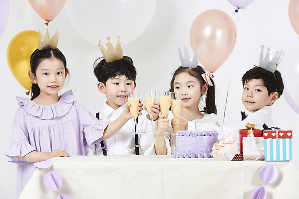 포토 JPG 스튜디오촬영 여자 남자 어린이 실내 선물 누끼 소녀 소년 여러명 상반신 앞모습 친구 선물상자 케이크 한국인 축하 생일파티 생일 즐거움 흰배경 건배 풍선 생일상 요구르트 어린이만 국내포토 기념일 감정 뷰포인트 다수 백그라운드 컨셉 관계 디저트 유제품 사람 동양인 내부 상자 흰색 파일형식
