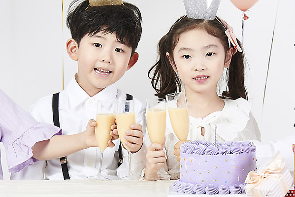 포토 JPG 스튜디오촬영 여자 남자 어린이 실내 선물 미소 들기 누끼 소녀 소년 두명 앞모습 케이크 한국인 축하 생일파티 생일 즐거움 흰배경 풍선 요구르트 어린이만 국내포토 기념일 감정 뷰포인트 백그라운드 컨셉 모션 디저트 유제품 표정 사람 동양인 내부 흰색 파일형식