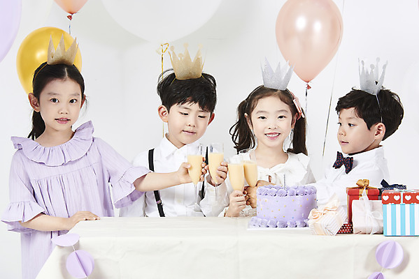 포토 JPG 스튜디오촬영 여자 남자 어린이 실내 선물 누끼 소녀 소년 여러명 상반신 앞모습 친구 선물상자 케이크 한국인 축하 생일파티 생일 즐거움 흰배경 건배 풍선 요구르트 어린이만 국내포토 기념일 감정 뷰포인트 다수 백그라운드 컨셉 관계 디저트 유제품 사람 동양인 내부 상자 흰색 파일형식